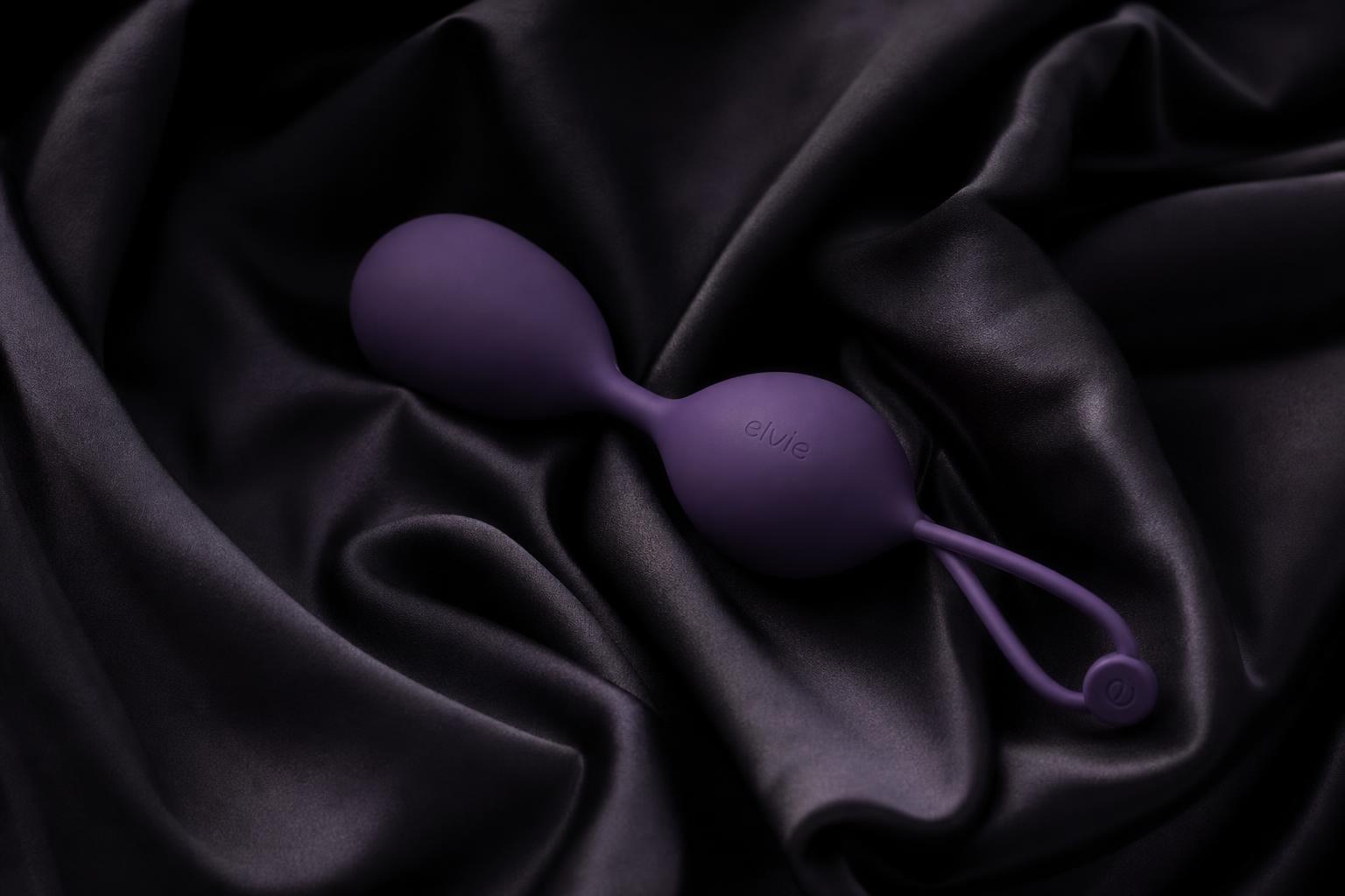 Sextoy connecté violet posé sur tissu satiné